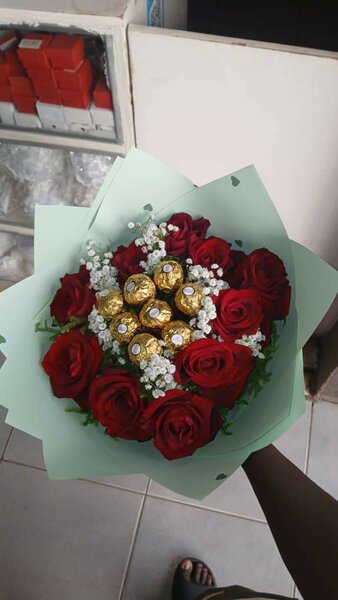 Bouquet roses et chocolats