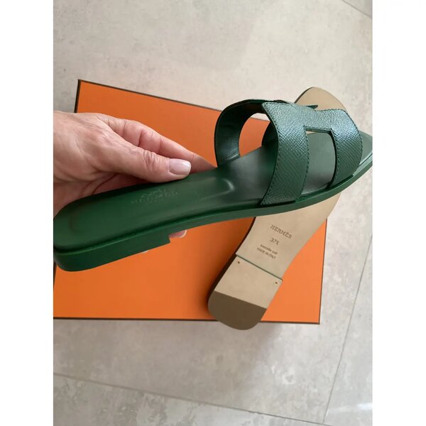 Sandales en cuir vert élégant