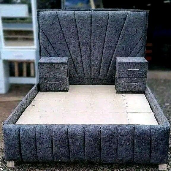 Lit moderne capitonné avec tête de lit