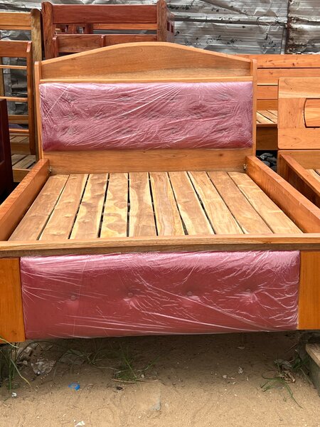 Lit en bois avec tête de lit