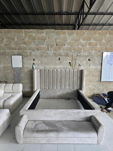 Lit double capitonné gris clair