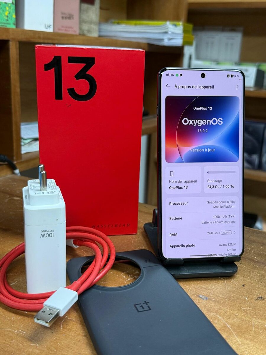 OnePlus 13 avec accessoires