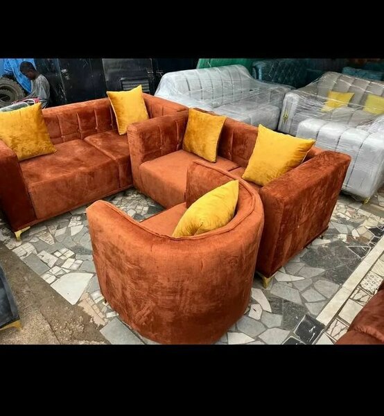 Canapé d'angle en velours marron avec coussins jaunes