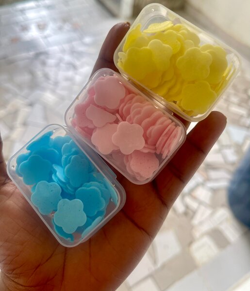 Pétales de savon colorés