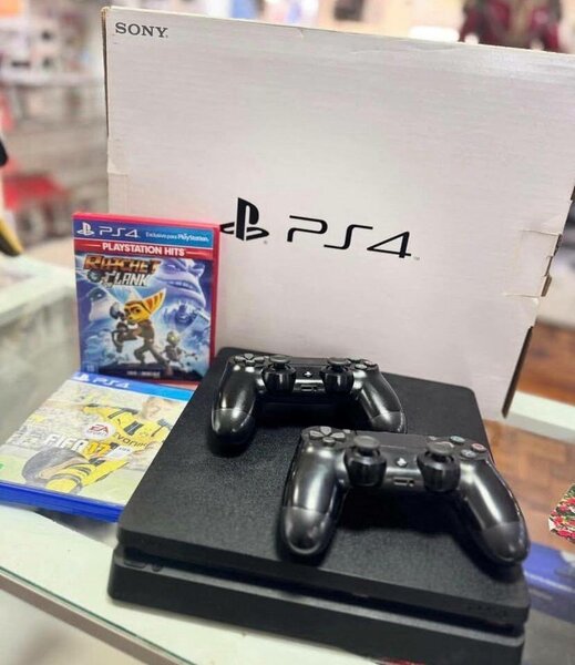 Console PS4 avec 2 manettes Sony