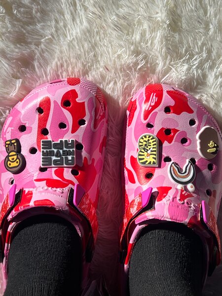 Crocs BAPE rose