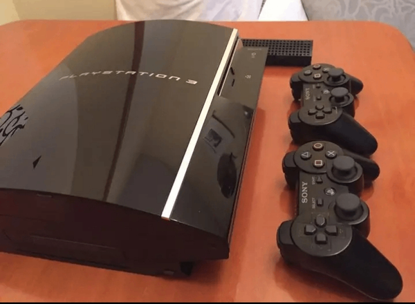 Console PlayStation 3 avec manettes Sony