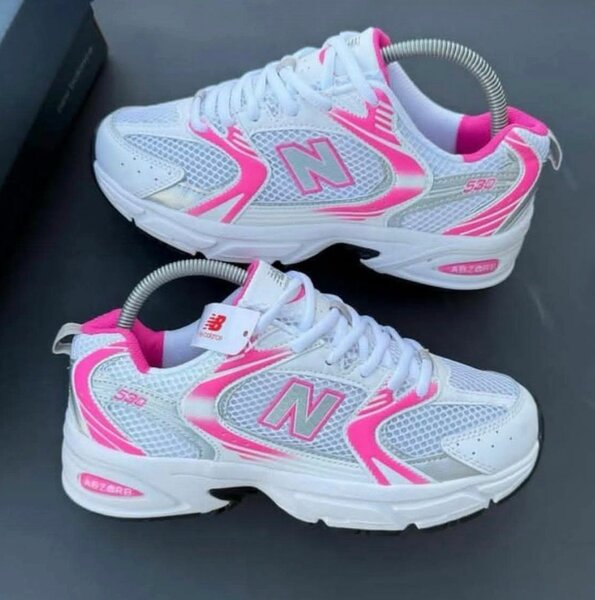 Baskets blanches et roses