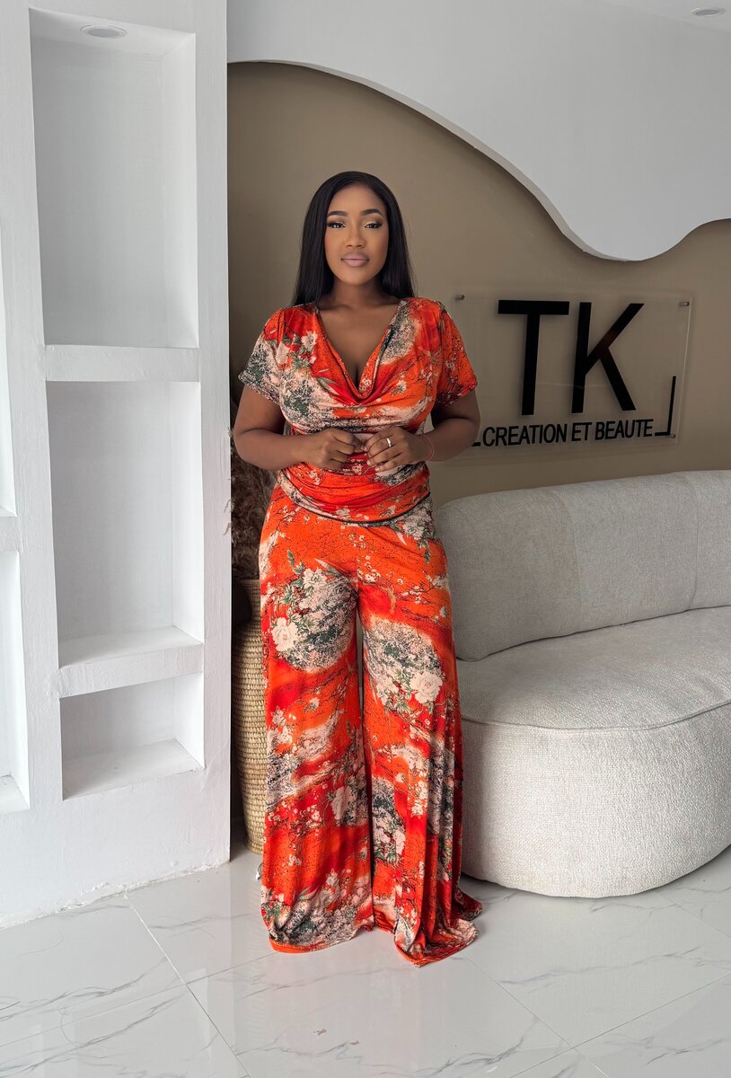 Combinaison femme élégante fleurie