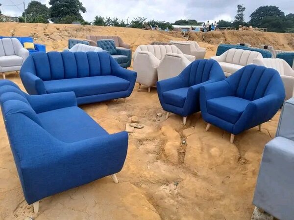 Canapé et fauteuils bleus en tissu