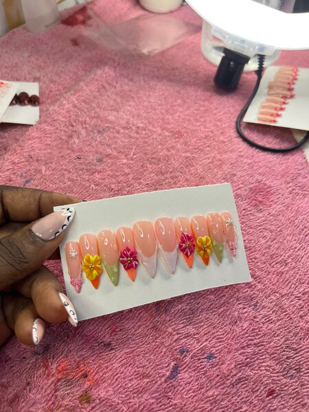 Ongles faux motifs floraux