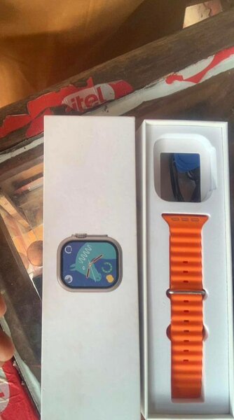 Montre connectée avec bracelet orange