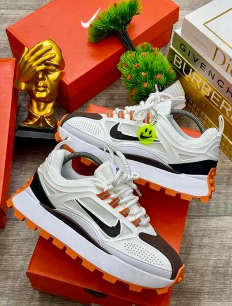 Chaussures Nike blanches et orange