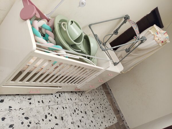 Lit bébé en bois moderne