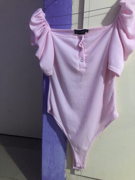 Body rose à manches bouffantes