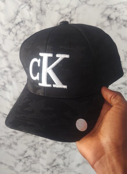 Casquette noire CK