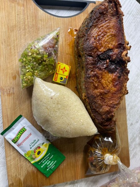 Assiette de poisson frit avec épices