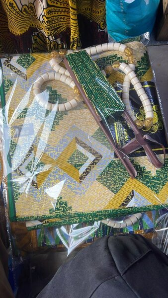 Pagne kanté et accessoires