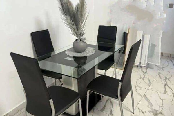 Ensemble table et chaises salle à manger moderne