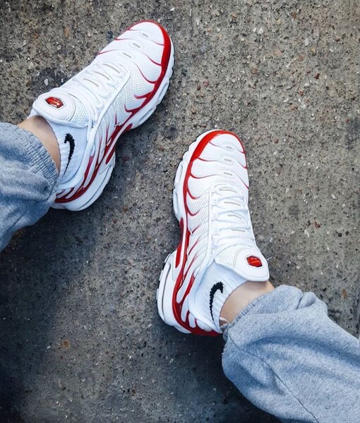 Chaussures de sport blanches Nike rouges