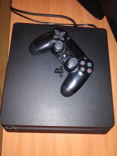 Console PS4 avec manette