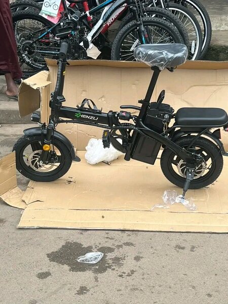 Vélo électrique pliant compact