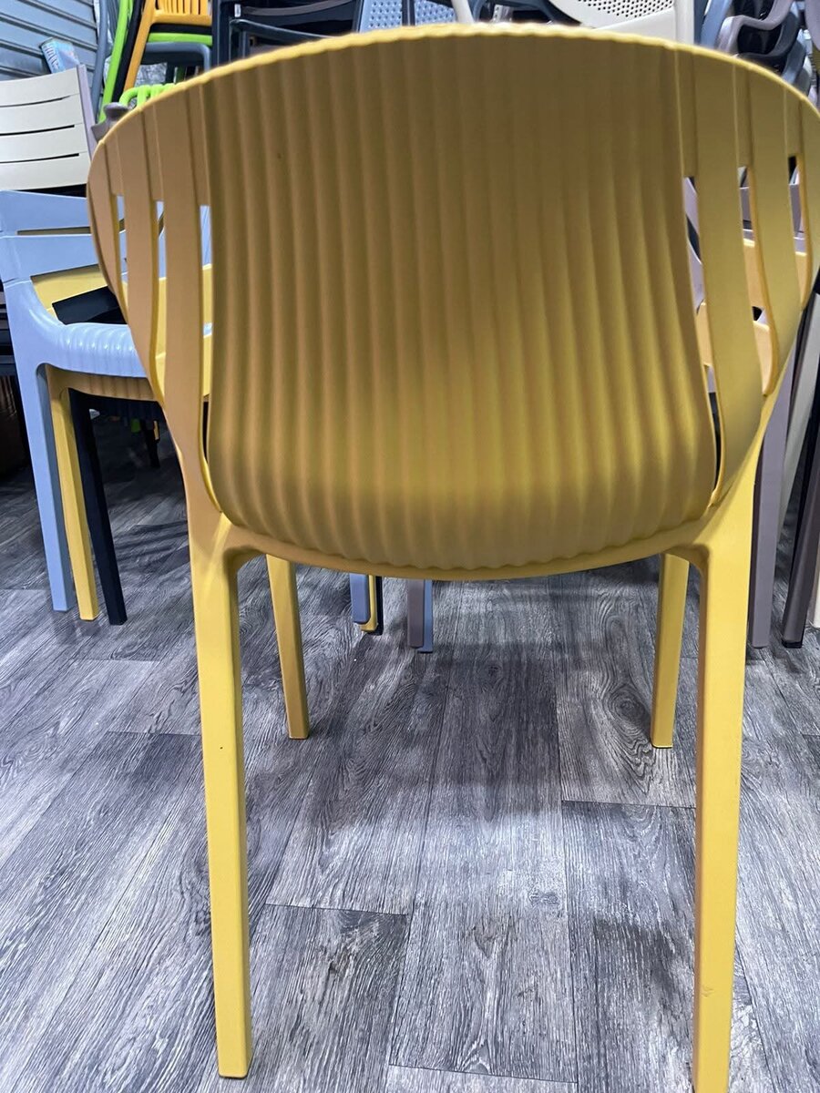 Chaise design en plastique jaune