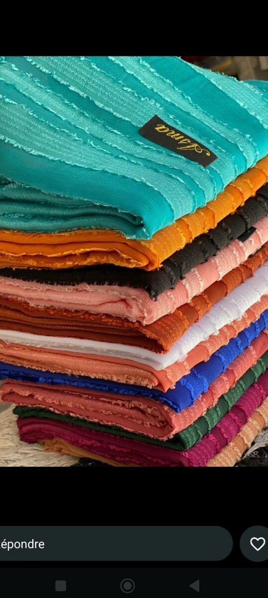 Écharpes en soie aux couleurs vives