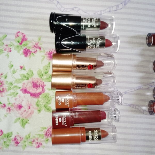 Ensemble de rouges à lèvres variés