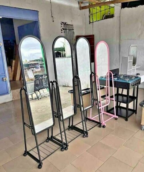 Miroir sur pied élégant