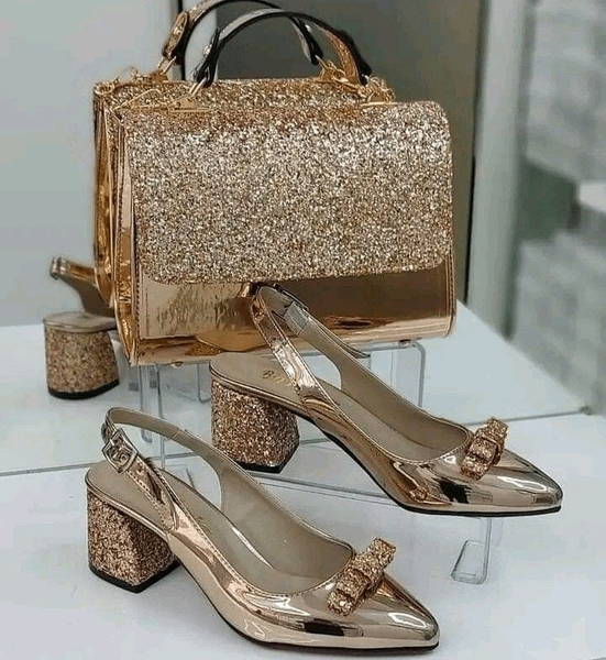 Chaussures à talons avec sac à main dorés