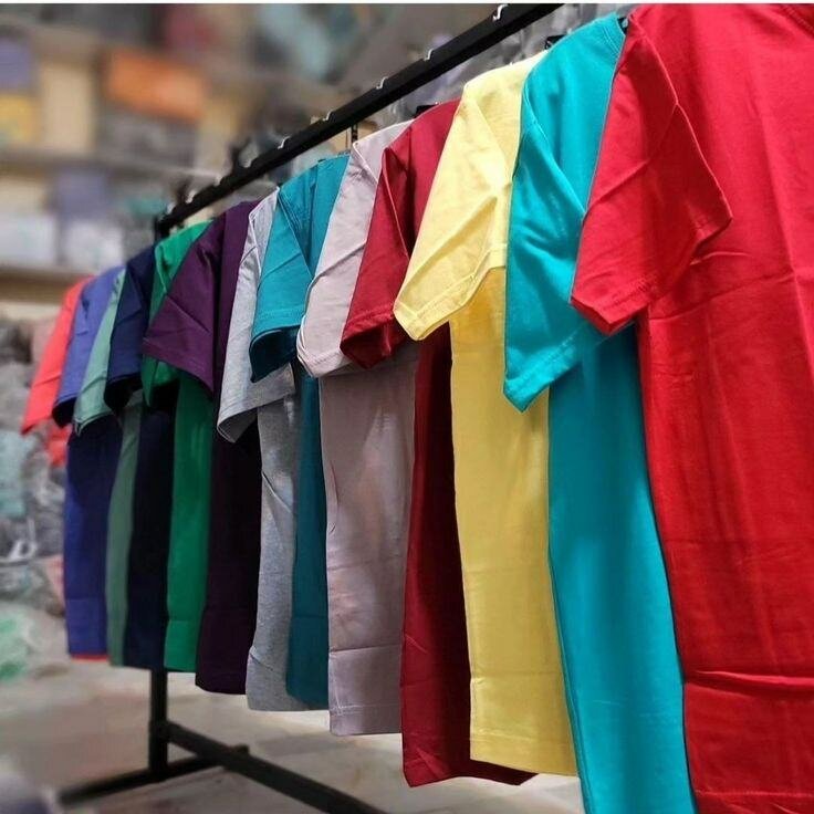 T-shirts en couleurs variées