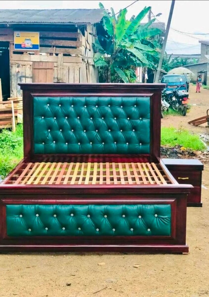 Lit en bois avec tête de lit capitonnée