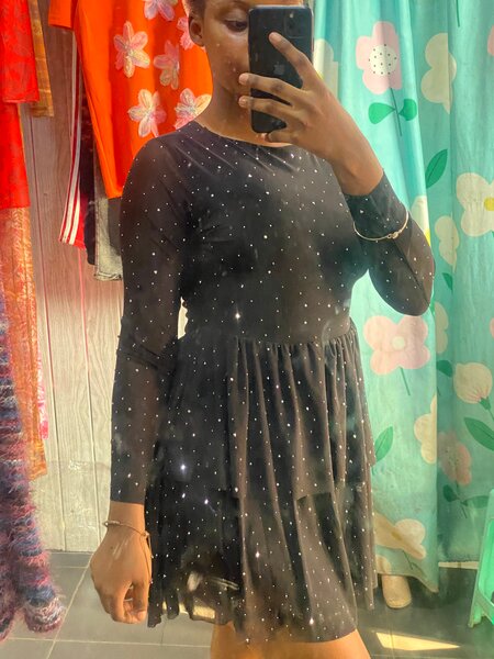 Robe noire à pois scintillants