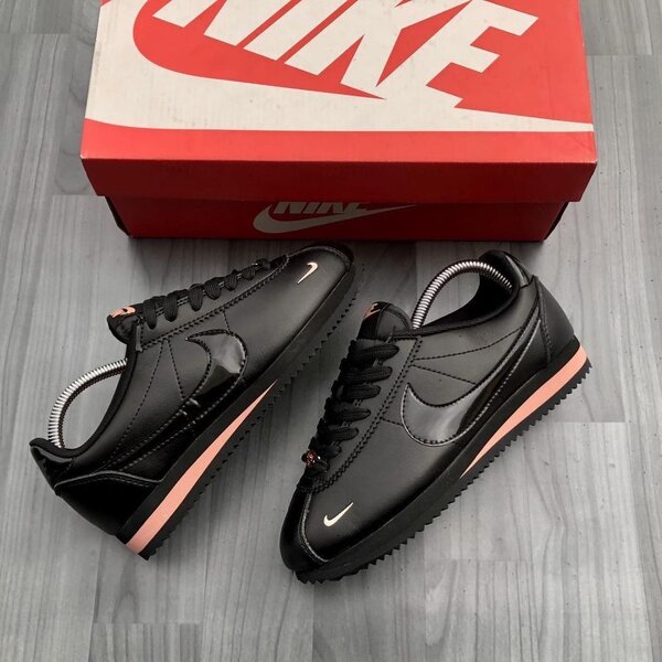 Chaussures Nike Cortez noir rose