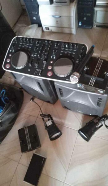 Set DJ avec Table de Mixage et Enceintes