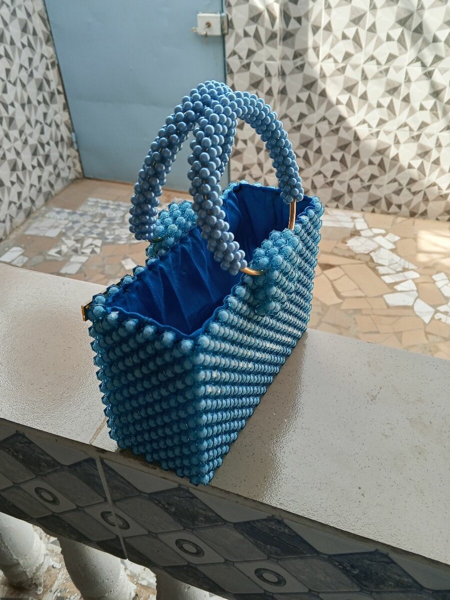 Sac à main perlé bleu chic