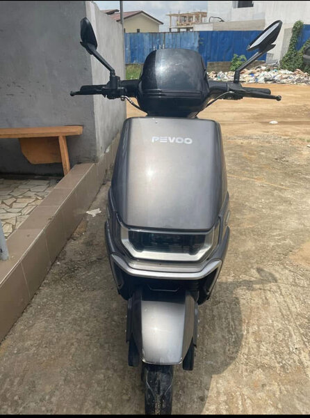 Scooter électrique PEVOO gris