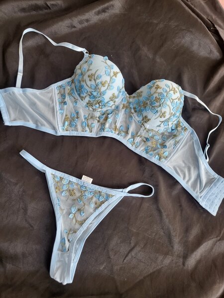 Ensemble lingerie brodé