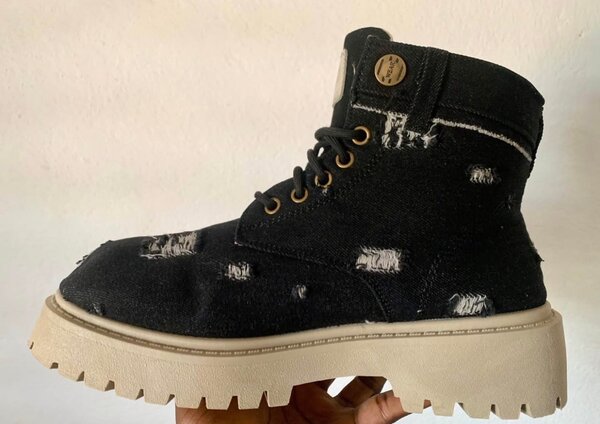 Bottes noires en jean déchiré