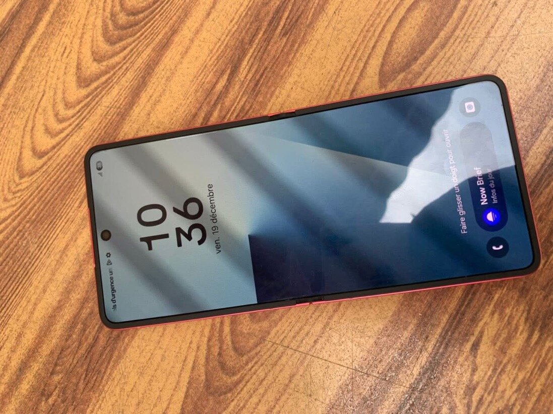 Téléphone pliable rouge élégant