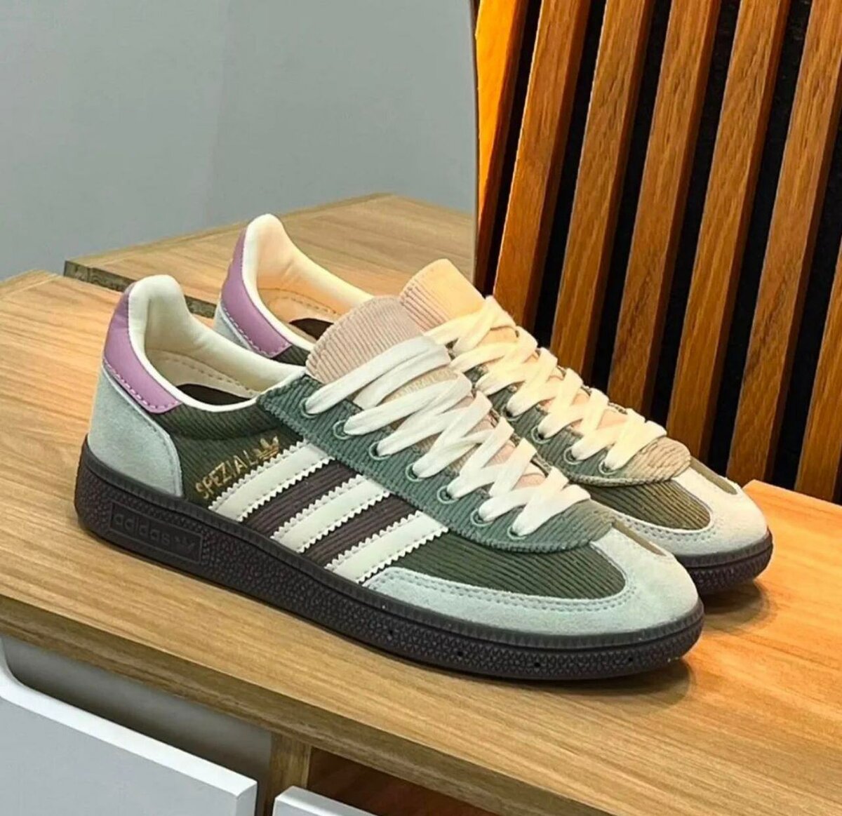 Sneakers rétro en daim multicolore