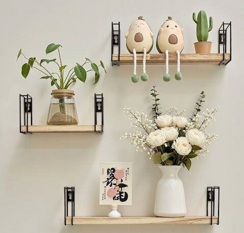 Étagère murale en bois avec supports métalliques