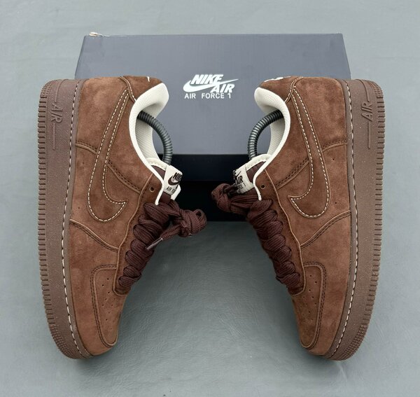 Nike Air Force 1 en daim marron