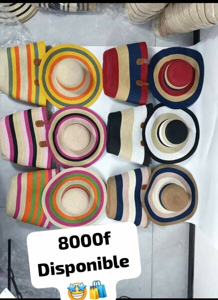 Chapeaux de paille colorés