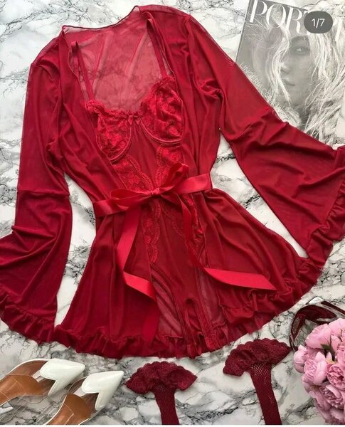 Robe de nuit rouge en dentelle transparente