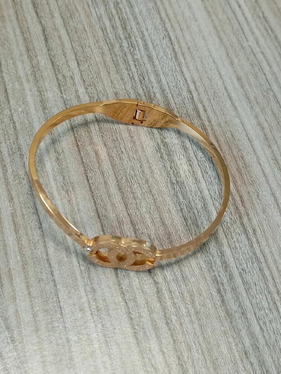 Bracelet doré élégant pierres