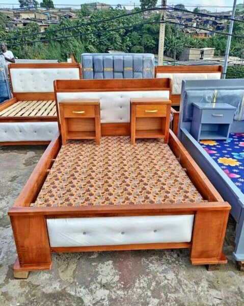 Lit double en bois avec tête de lit capitonnée