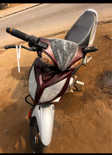 Moto Yamaha Marron et Blanc