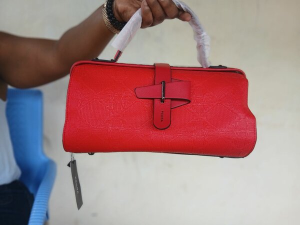 Sac à main en cuir rouge élégant